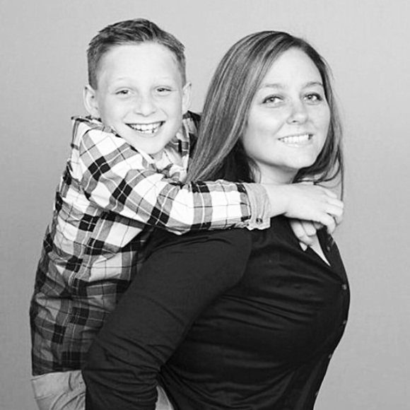 Meet your Posher, Nicole - Picture 1 of 3